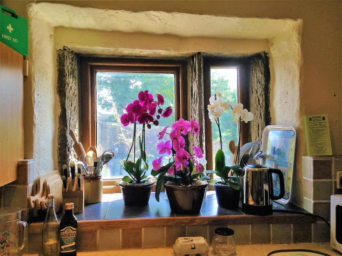 Bijou Cottage In Bronte Country With Wood-Burning Stove & Hot Tub Spa Haworth Exterior photo